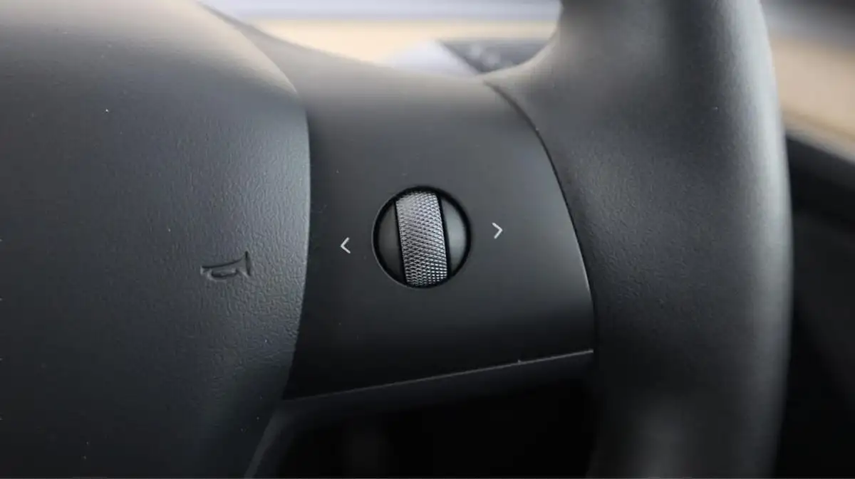 2022-tesla-model-y-e-long-range-big-22