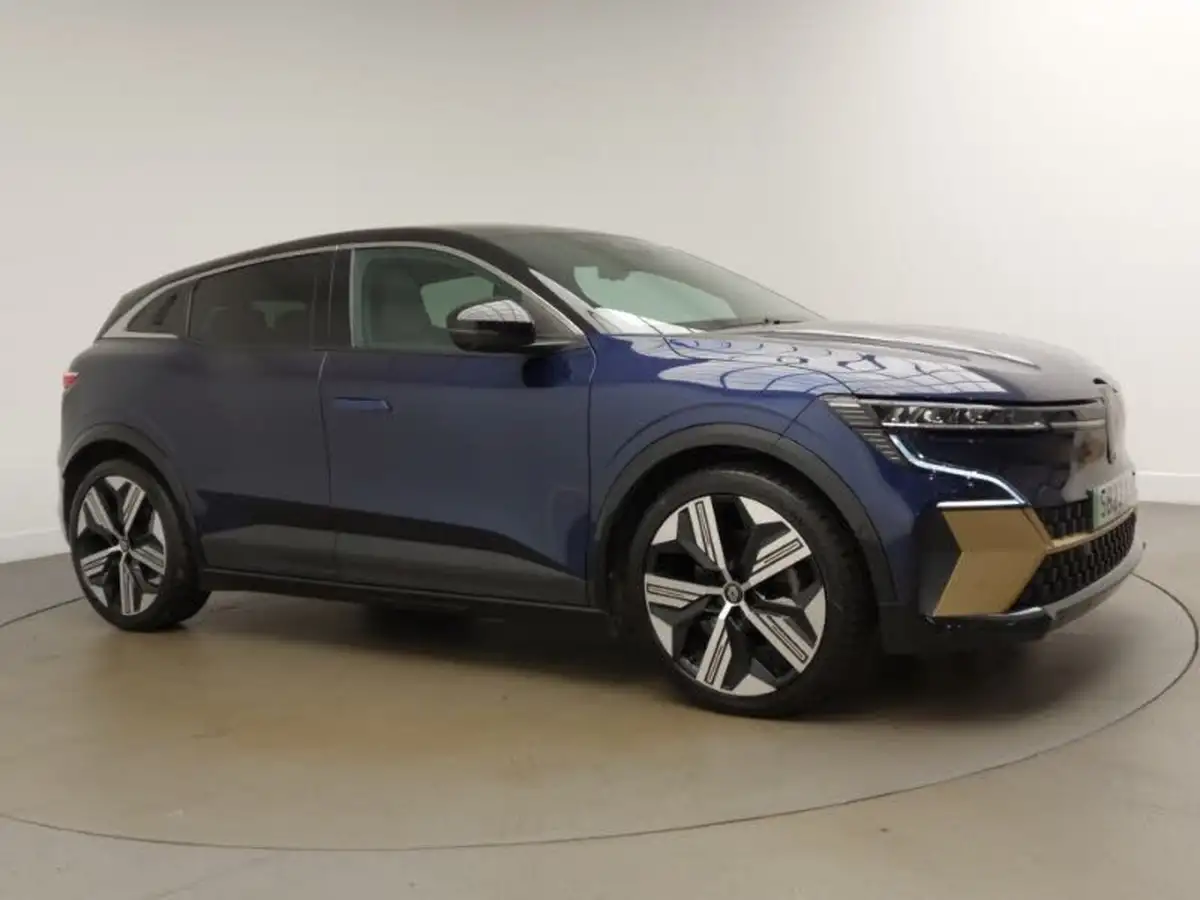 2023-renault-megane-e-tech-e-iconic-big-12