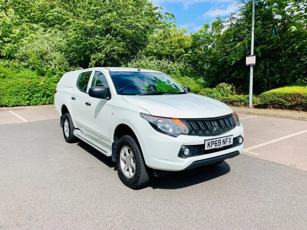 2019-mitsubishi-l200-24di-d-4life-eu6b-double-pickup-big-1