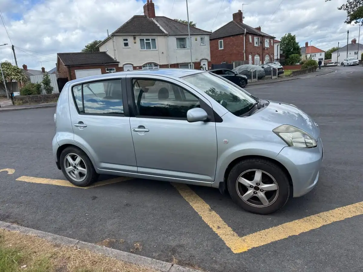 2005-daihatsu-sirion-13-se-big-3