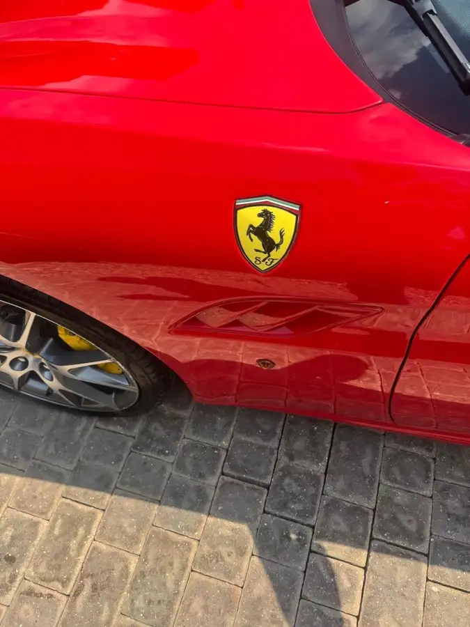2010-ferrari-california-43-big-15