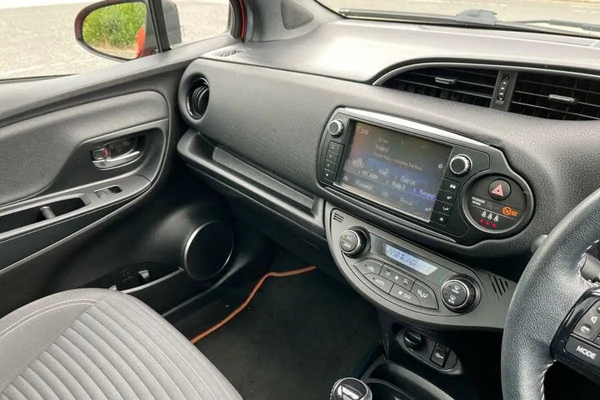 2016-toyota-yaris-15-vvt-i-orange-edition-hybrid-big-22