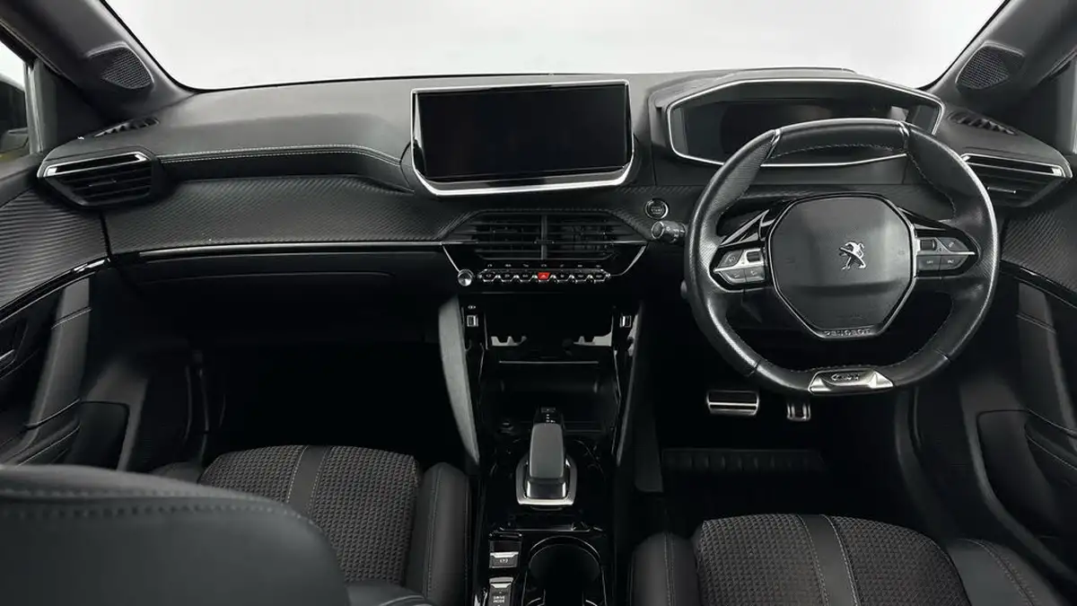 2021-peugeot-208-e-gt-50kwh-big-10