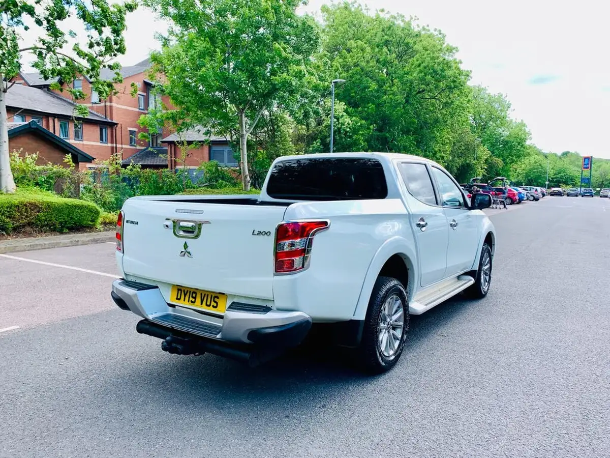 2019-mitsubishi-l200-24di-d-barbarian-eu6-big-10