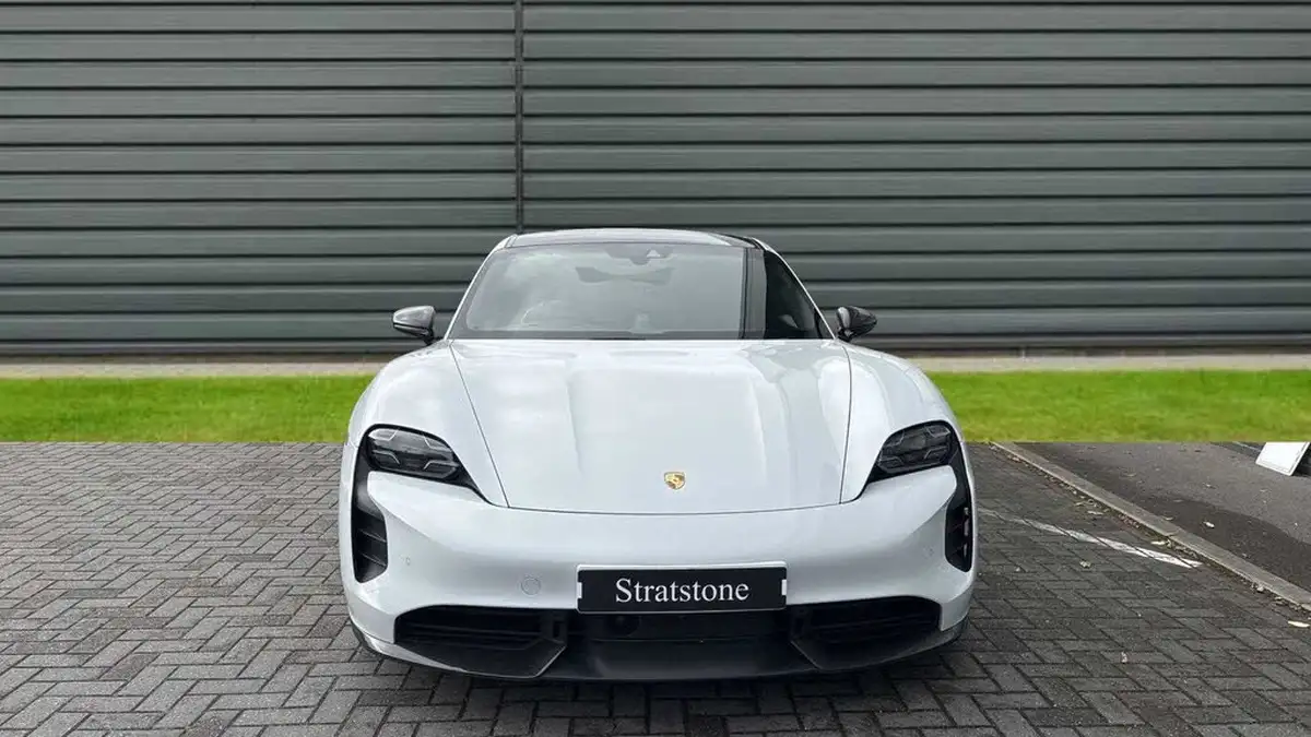 2020-porsche-taycan-e-turbo-s-big-6