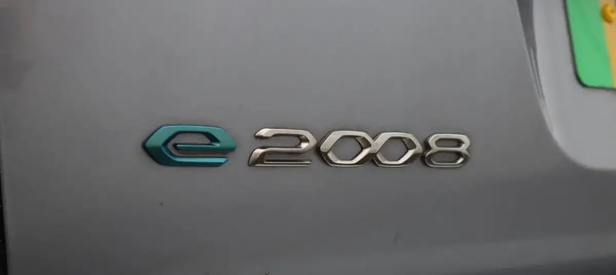 2023-peugeot-2008-suv-e-gt-136bhp-50kwh-station-wagon-big-22