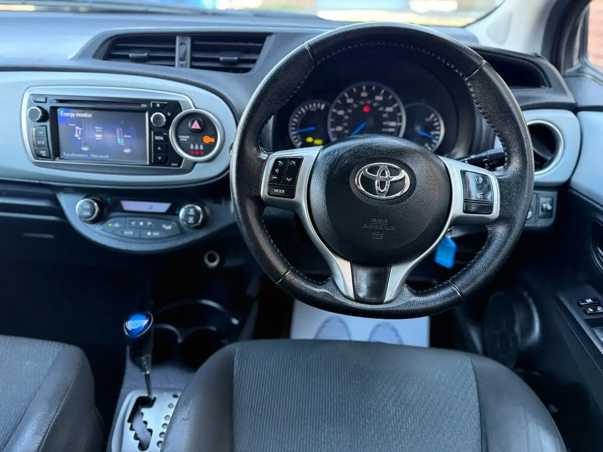 2013-toyota-yaris-15-vvt-i-t4-big-11