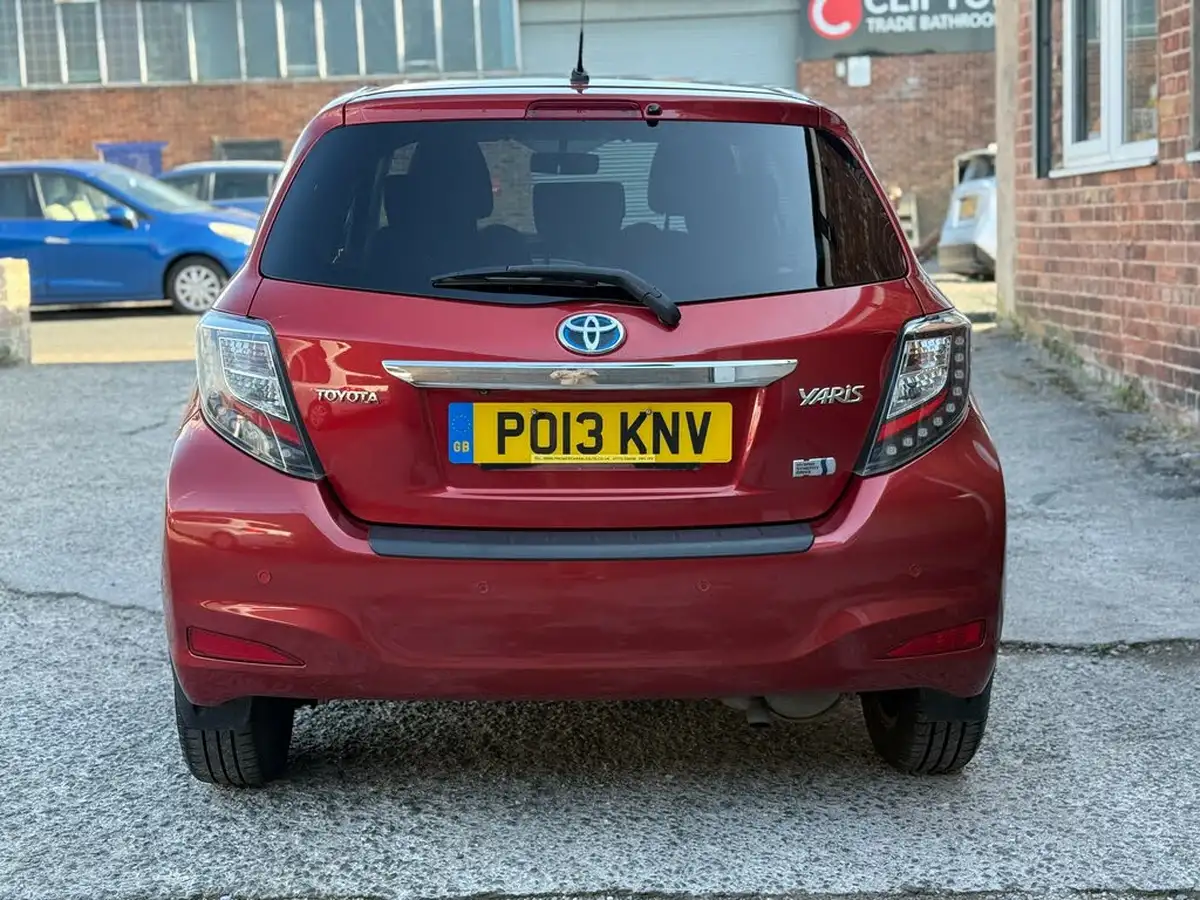 2013-toyota-yaris-15-vvt-i-t4-big-7