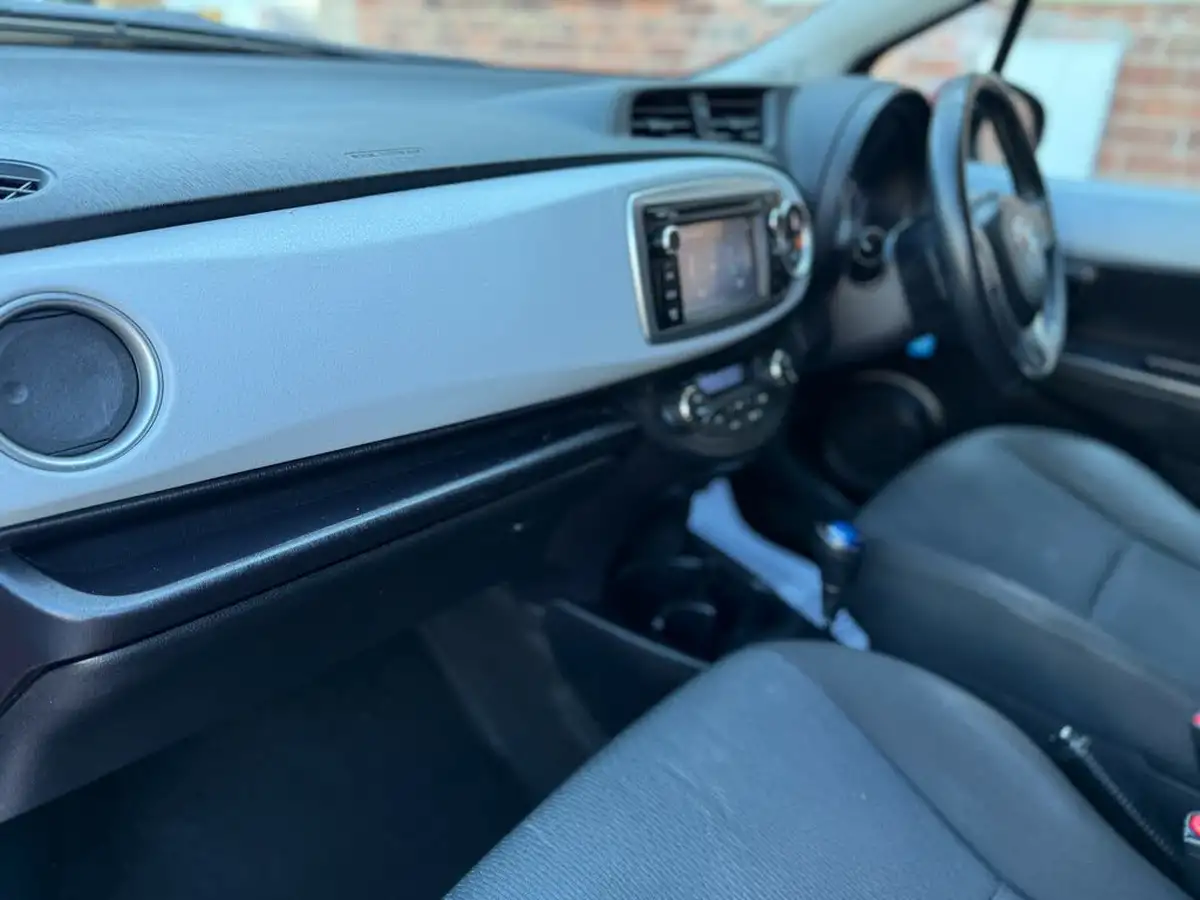 2013-toyota-yaris-15-vvt-i-t4-big-35