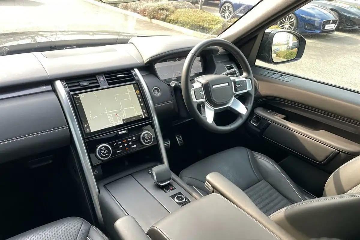 2024-land-rover-discovery-30-d300-metropolitan-edition-big-23