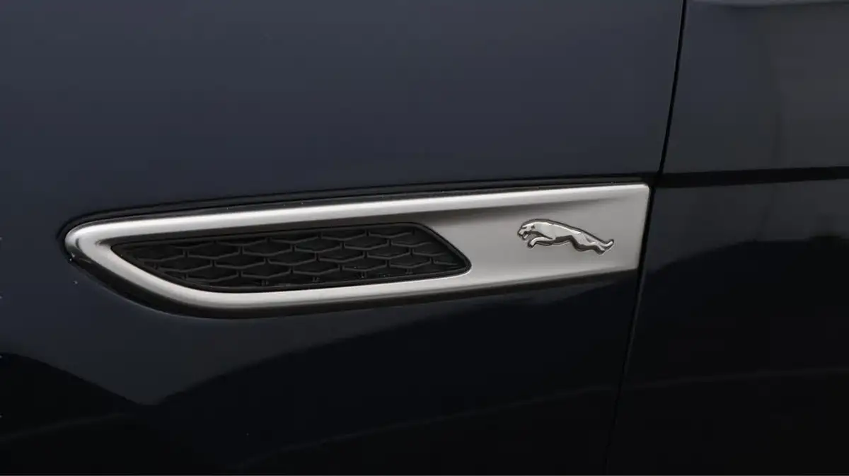 2022-jaguar-f-pace-20-p400e-s-big-20