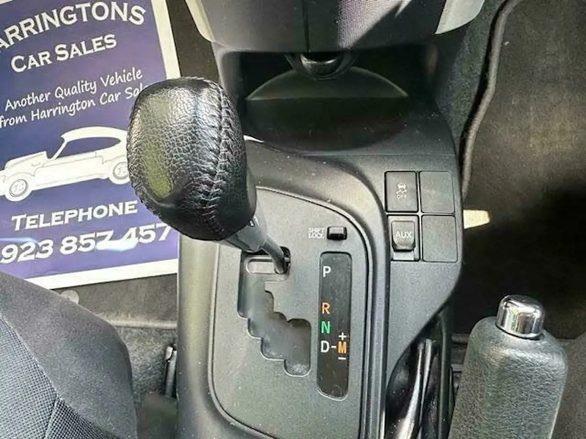 2013-toyota-iq-133-3-multidrive-big-17