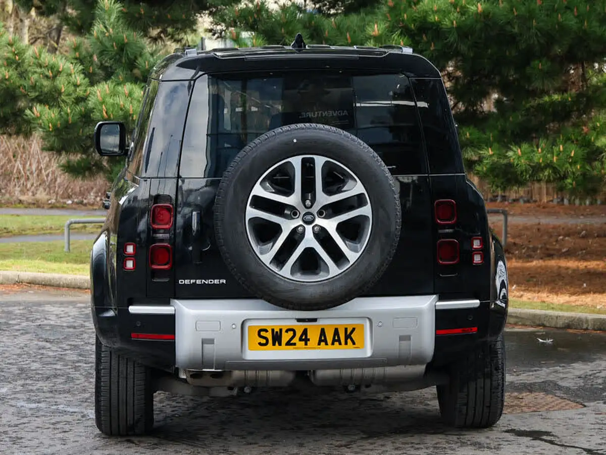 2024-land-rover-110-defender-30-d250-xs-edition-big-14
