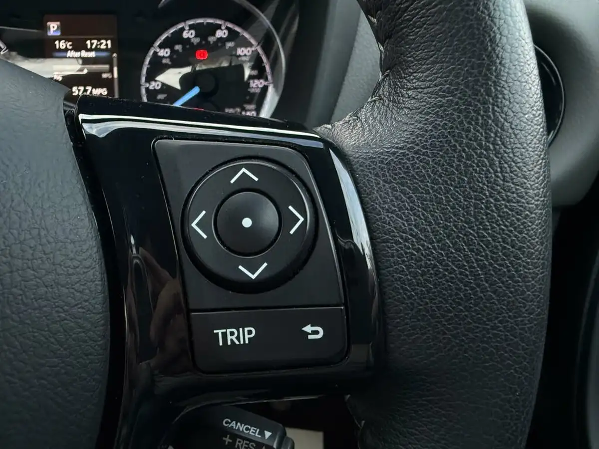 2018-toyota-yaris-15-vvt-i-icon-tech-98bhp-hybrid-1497cc-e-cvt-big-50
