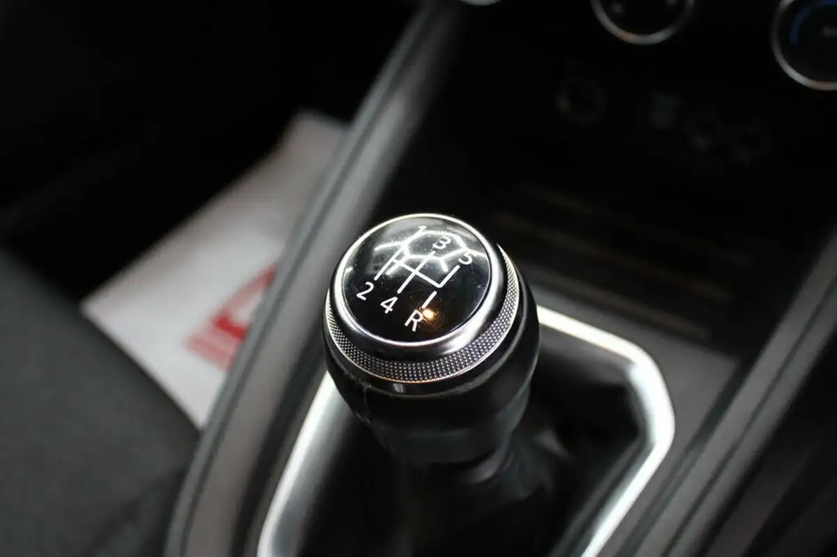 2020-renault-clio-10-sce-iconic-75bhp-big-24
