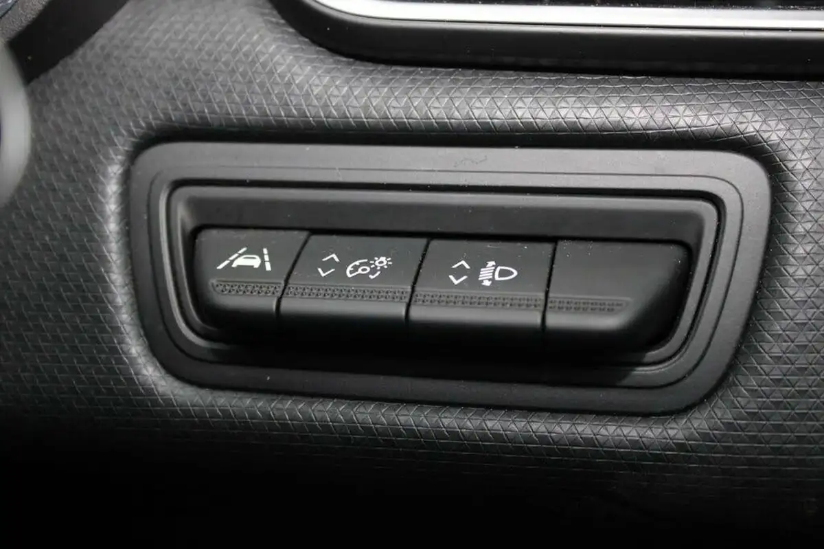 2020-renault-clio-10-sce-iconic-75bhp-big-20