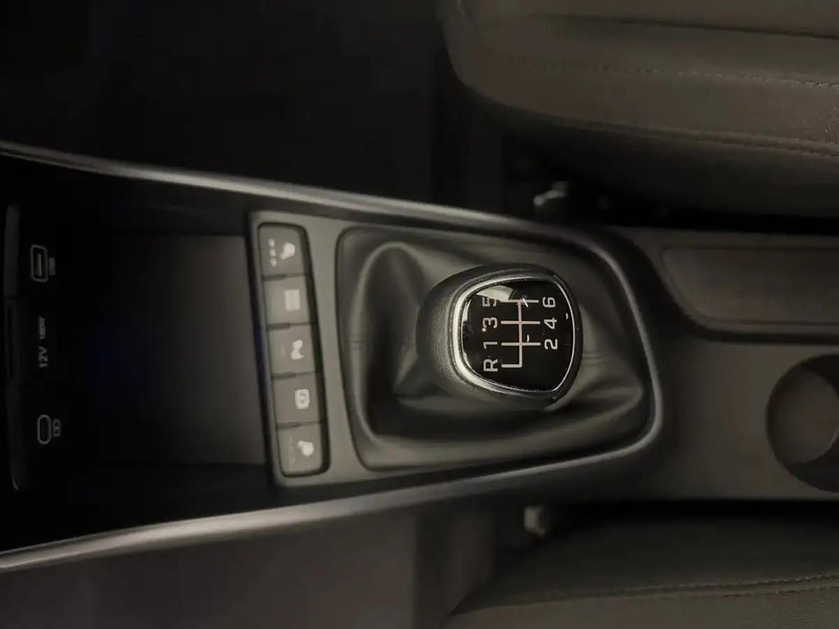 2024-hyundai-bayon-10-t-gdi-premium-100ps-two-tone-roof-big-18