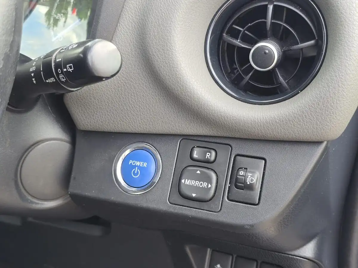 2017-toyota-yaris-15-vvt-i-icon-tech-98bhp-hybrid-1497cc-e-cvt-big-27