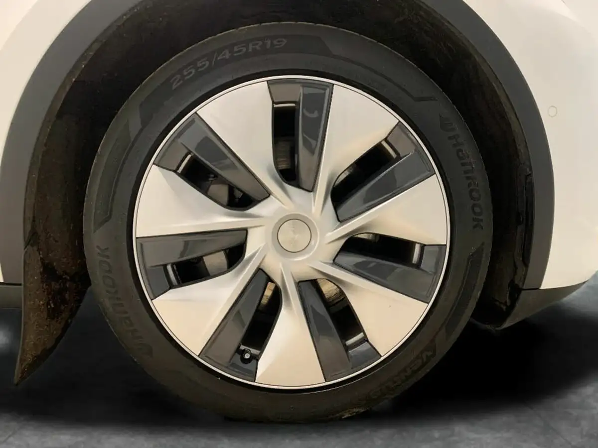 2022-tesla-model-y-e-long-range-big-32