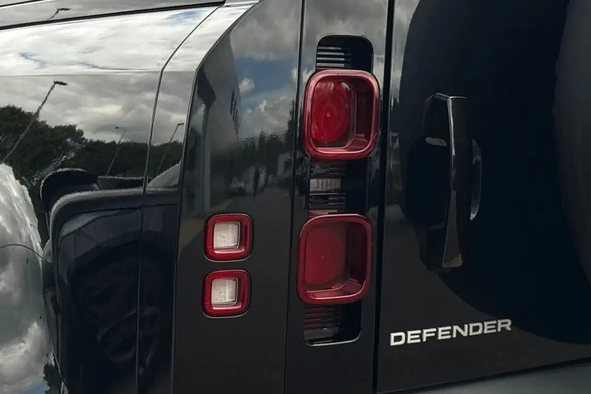 2022-land-rover-110-defender-30-d250-xs-edition-big-19