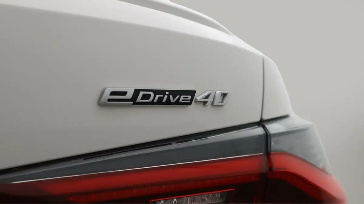 2022-bmw-i4-e-edrive40-m-sport-big-22
