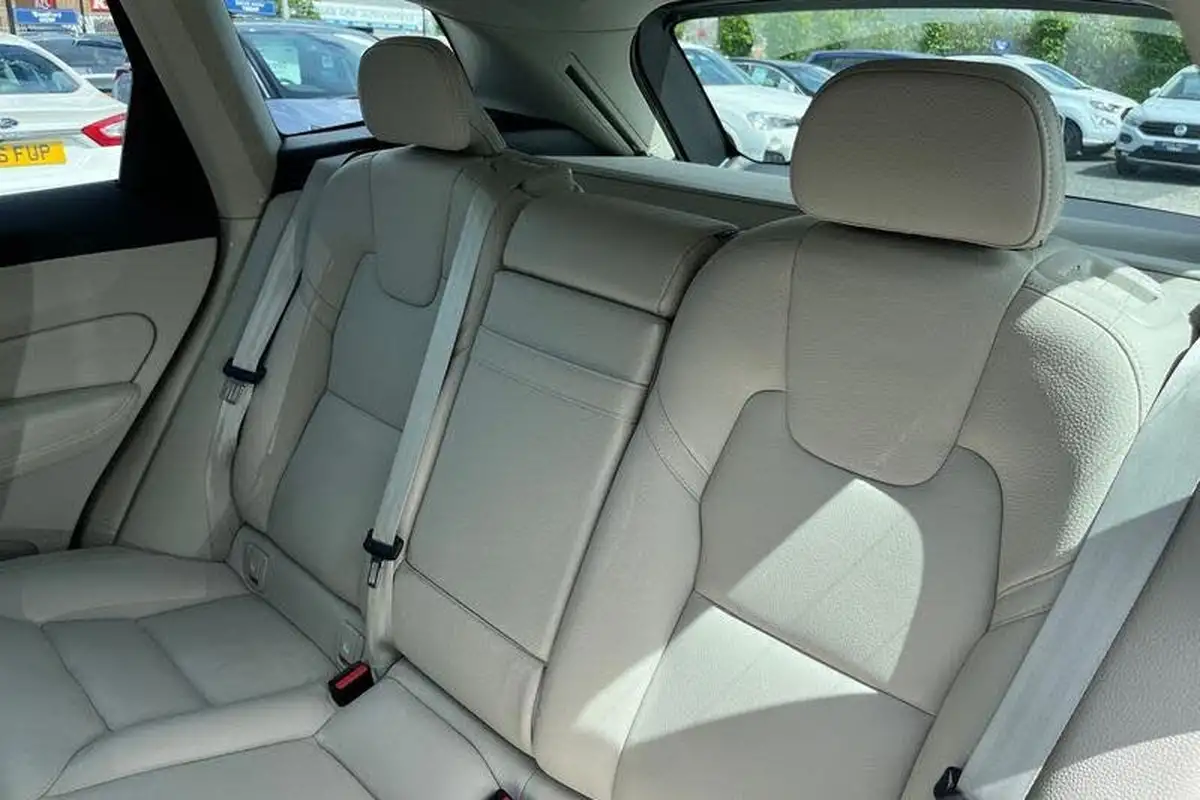 2021-volvo-xc60-20-b5-momentum-awd-big-19