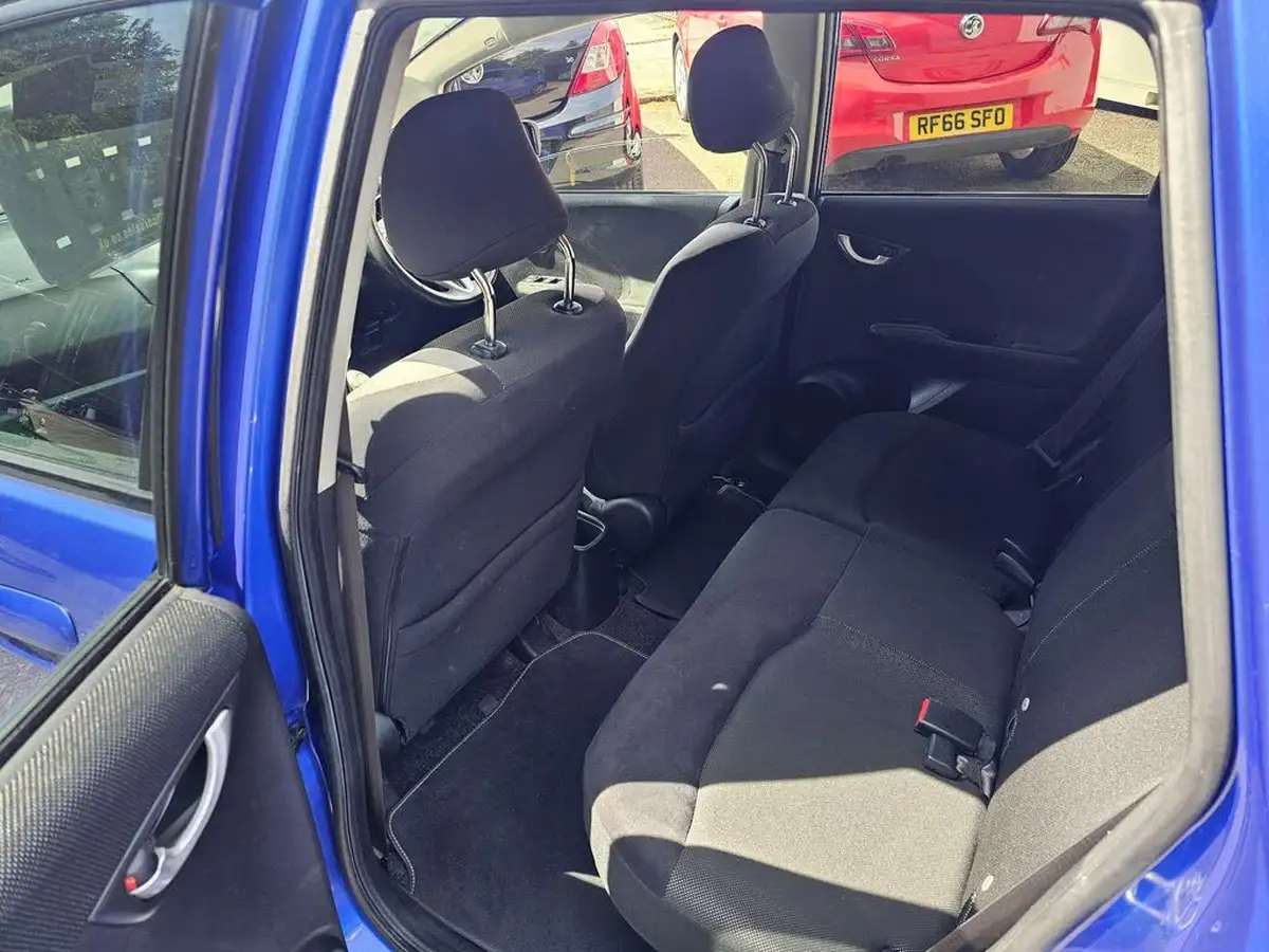 2012-honda-jazz-14-si-big-11