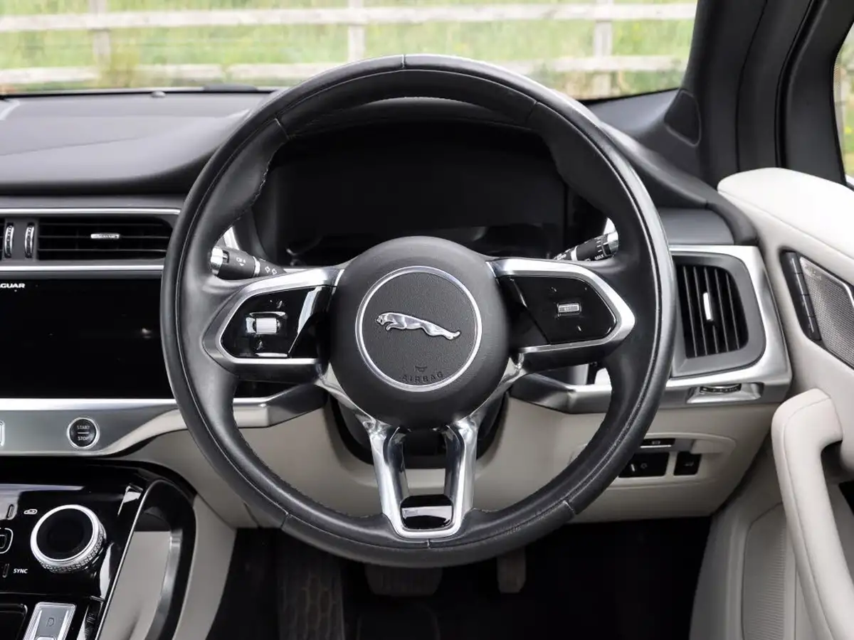 2021-jaguar-i-pace-ev400-black-big-30