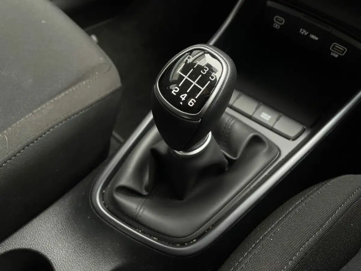 2025-hyundai-i20-10-t-gdi-advance-big-18