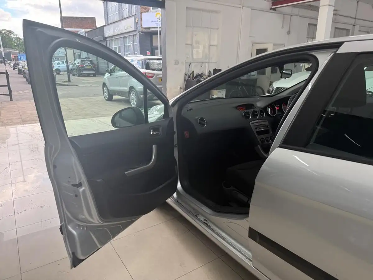 2012-peugeot-308-16-access-auto-big-24