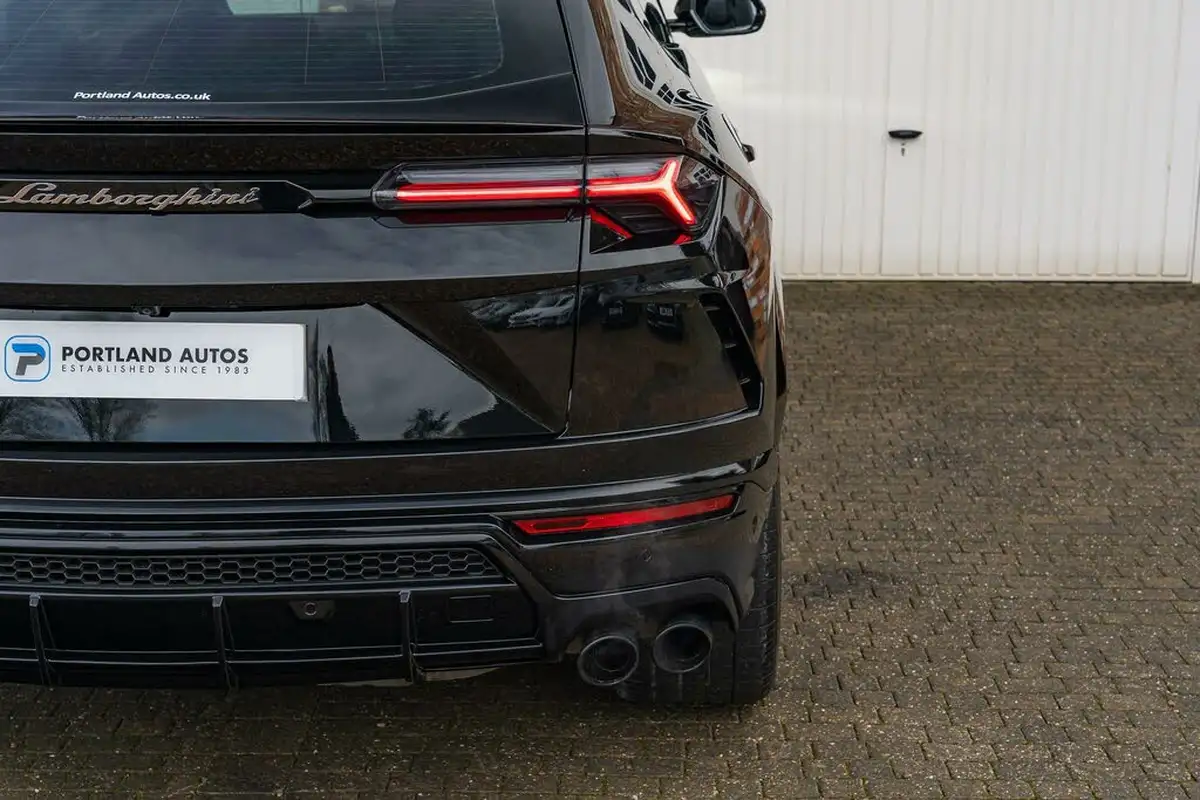 2021-lamborghini-urus-40-no-trim-big-21