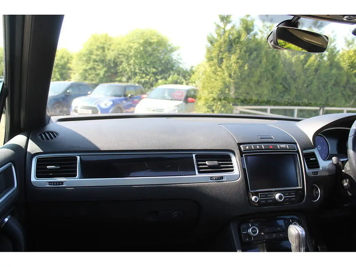 2017-volkswagen-touareg-30tdi-r-line-plus-262ps-ss-2967cc-big-13