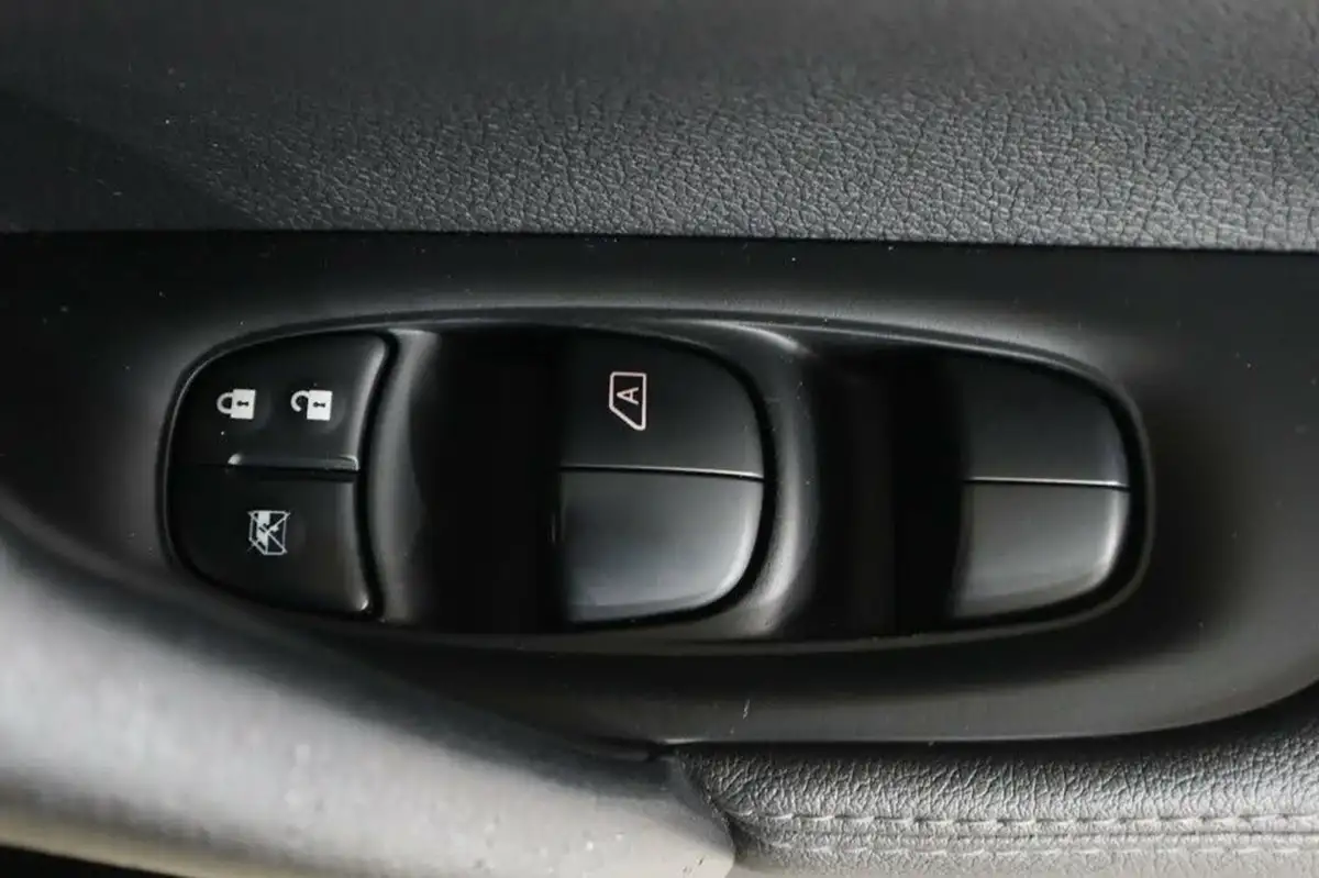 2014-nissan-qashqai-16dci-tekna-4x4-big-44