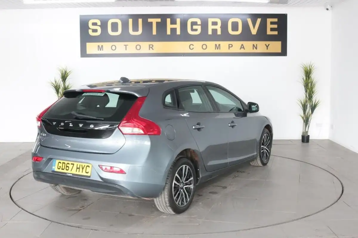 2018-volvo-v40-20-t2-momentum-big-8