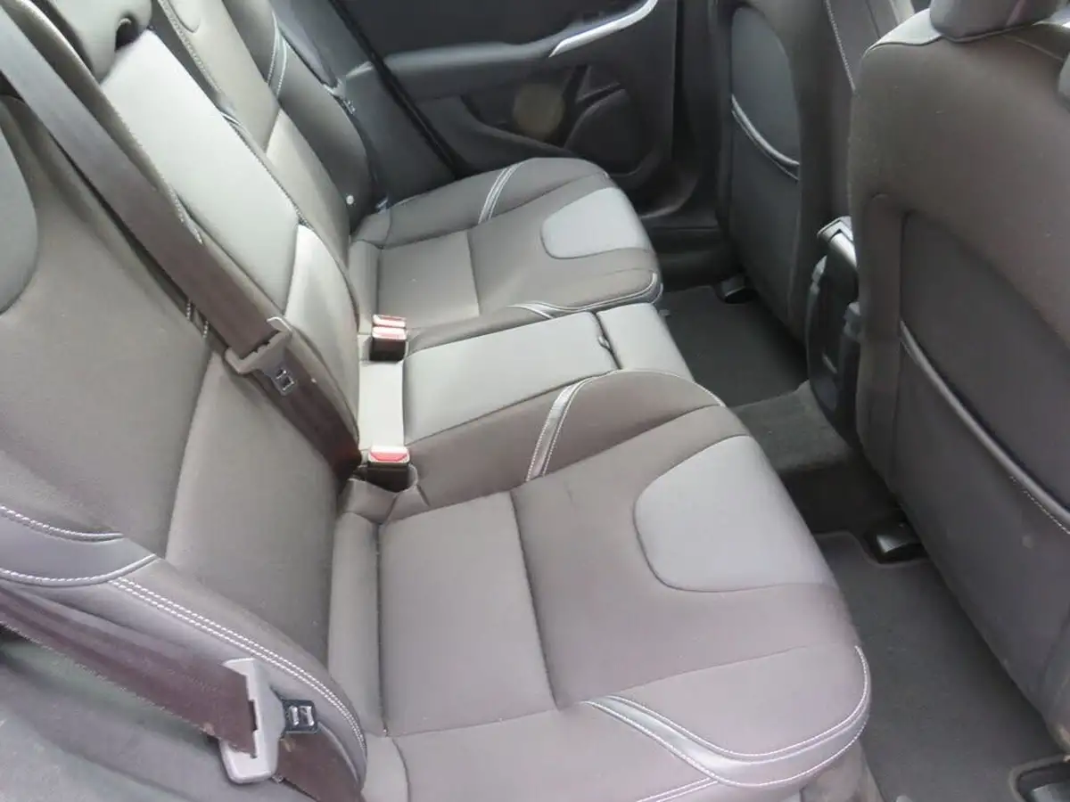 2018-volvo-v40-20-t2-momentum-big-12