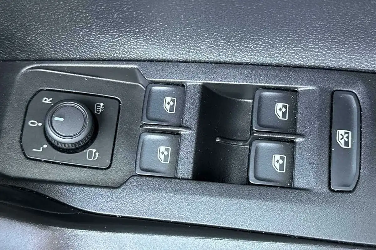 2022-volkswagen-polo-10-life-big-25