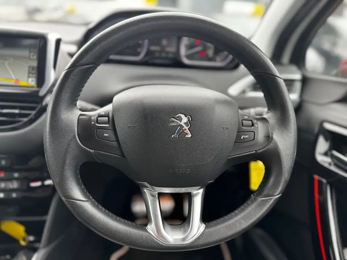2014-peugeot-208-16e-hdi-roland-garros-big-10
