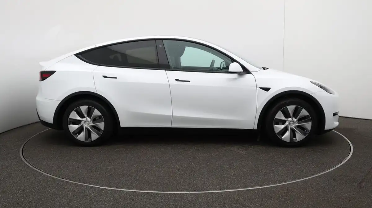 2023-tesla-model-y-e-rwd-big-48