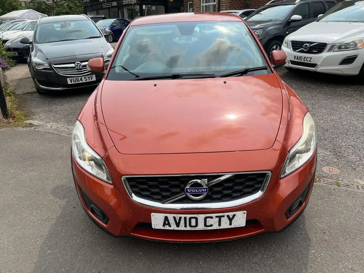 2010-volvo-c30-20td-se-hatchback-3d-powershift-big-1