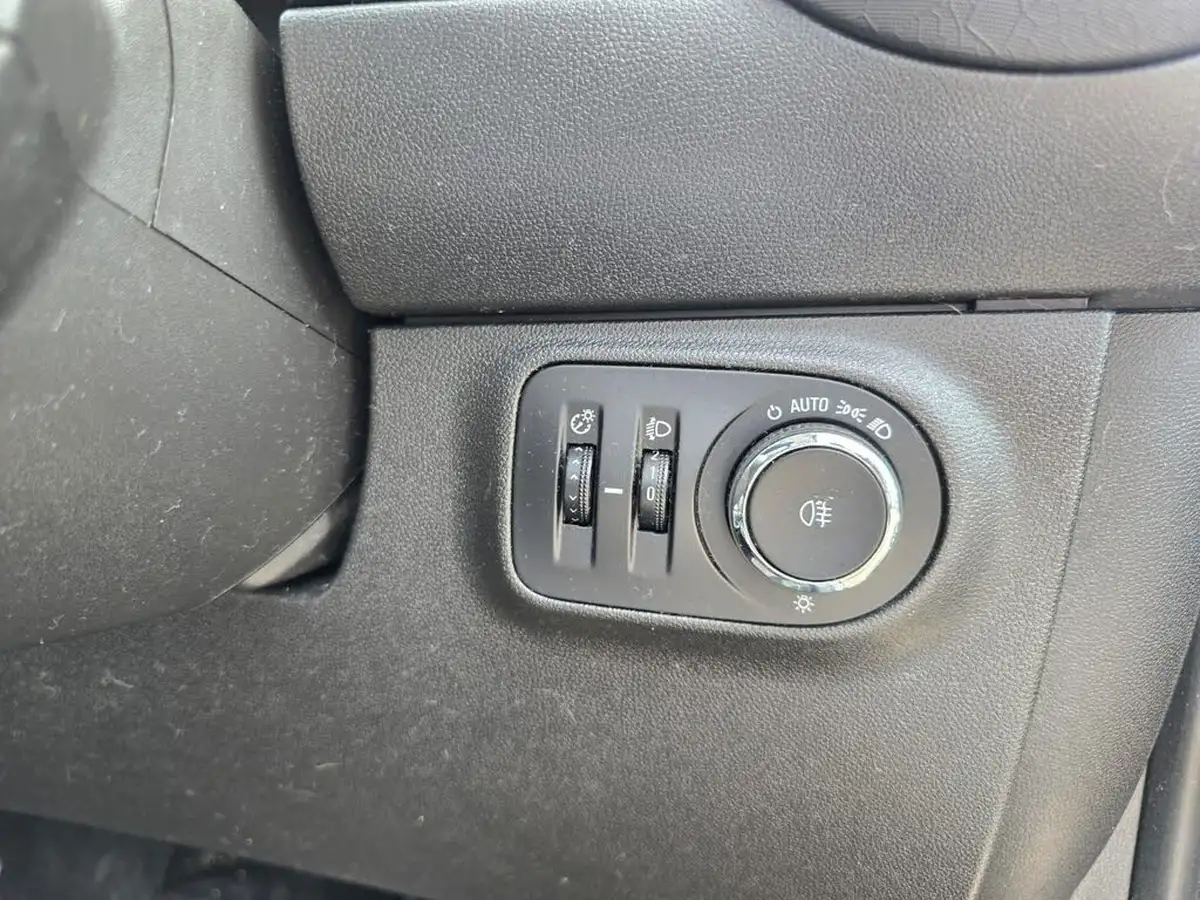 2016-vauxhall-adam-14i-vvt-16v-glam-87ps-ecoflex-easytronic-big-21