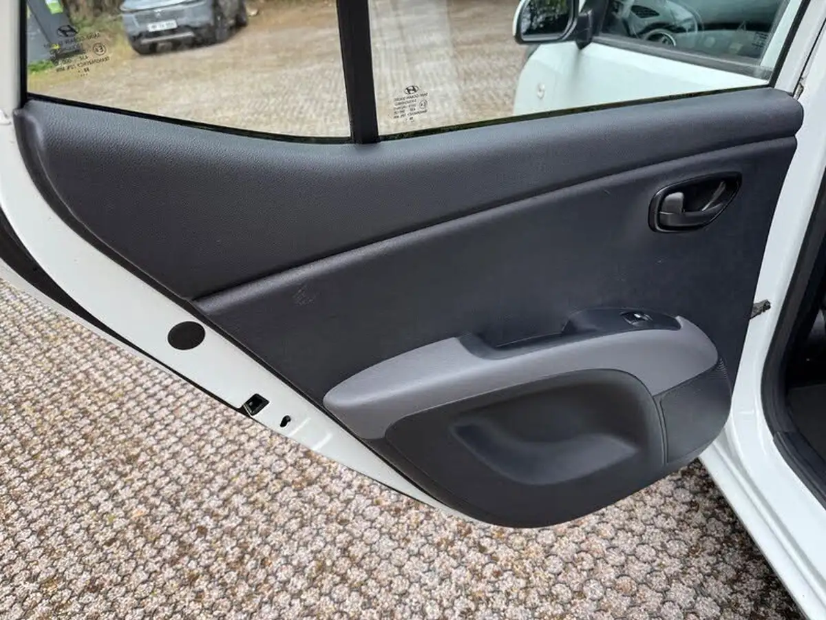 2012-hyundai-i10-12-active-big-44