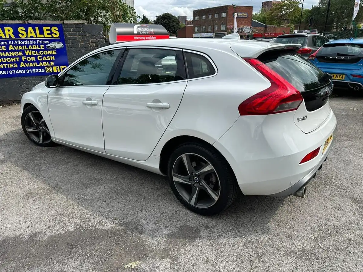 2013-volvo-v40-20td-d4-r-design-big-18