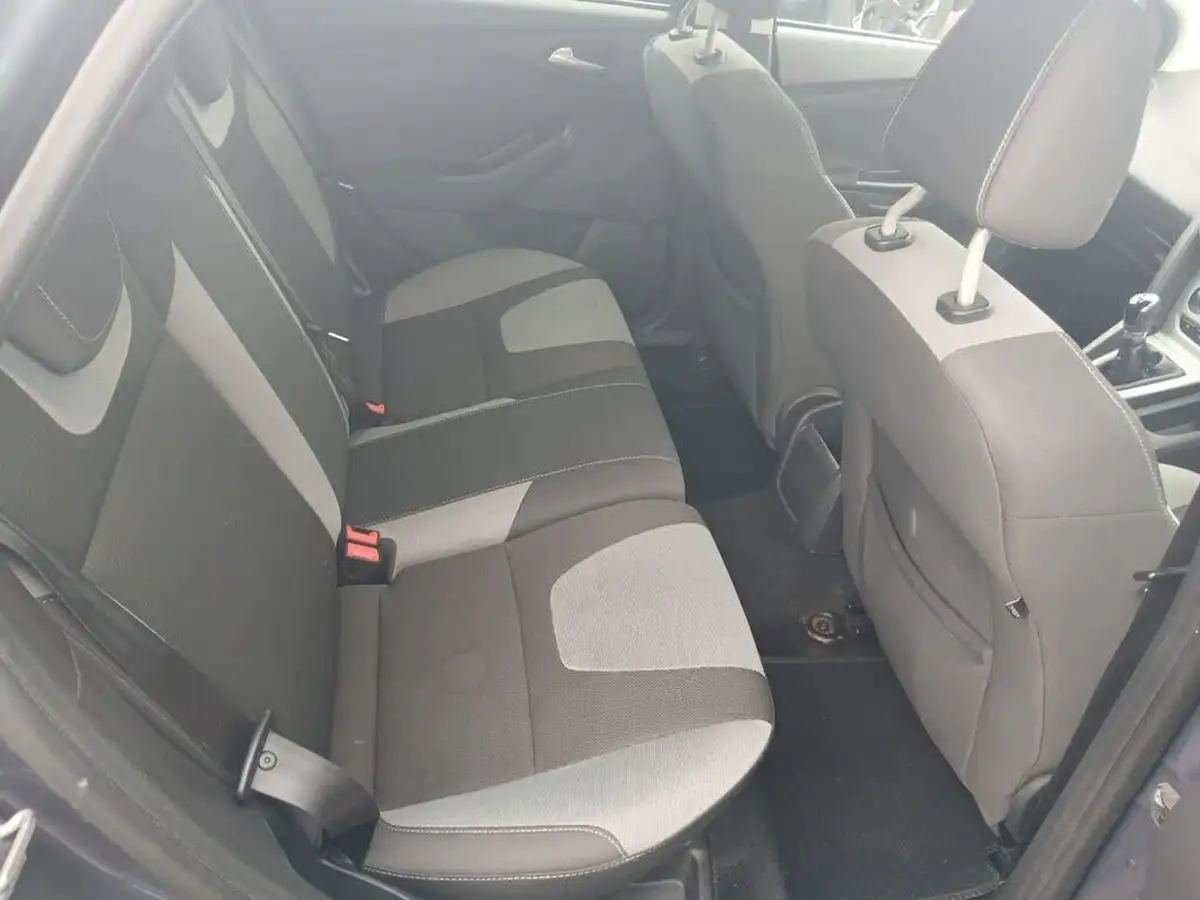 2013-ford-focus-10-zetec-100ps-hatchback-big-11