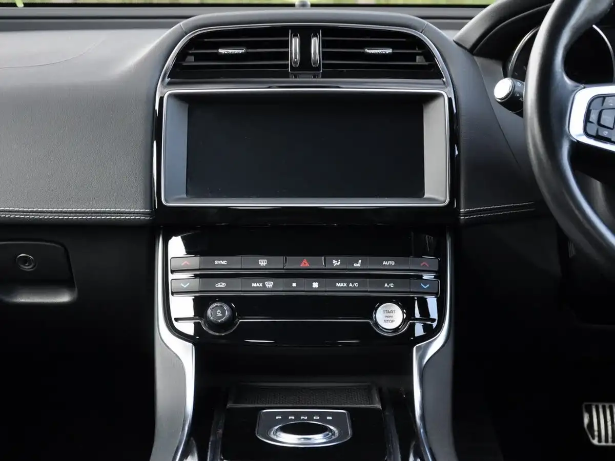 2018-jaguar-xe-20i-r-sport-200ps-1997cc-big-19