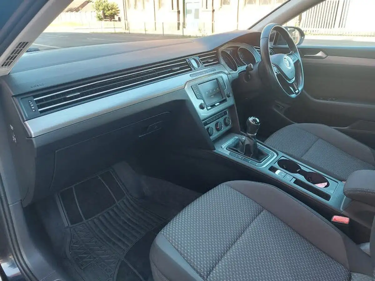 2015-volkswagen-passat-16tdi-bmtss-saloon-4d-big-13