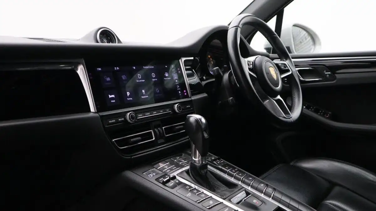2020-porsche-macan-30-s-big-3