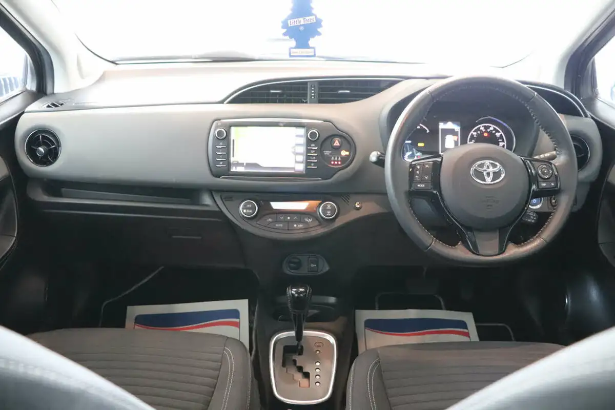 2017-toyota-yaris-15-vvt-i-icon-tech-98bhp-hybrid-1497cc-e-cvt-big-13