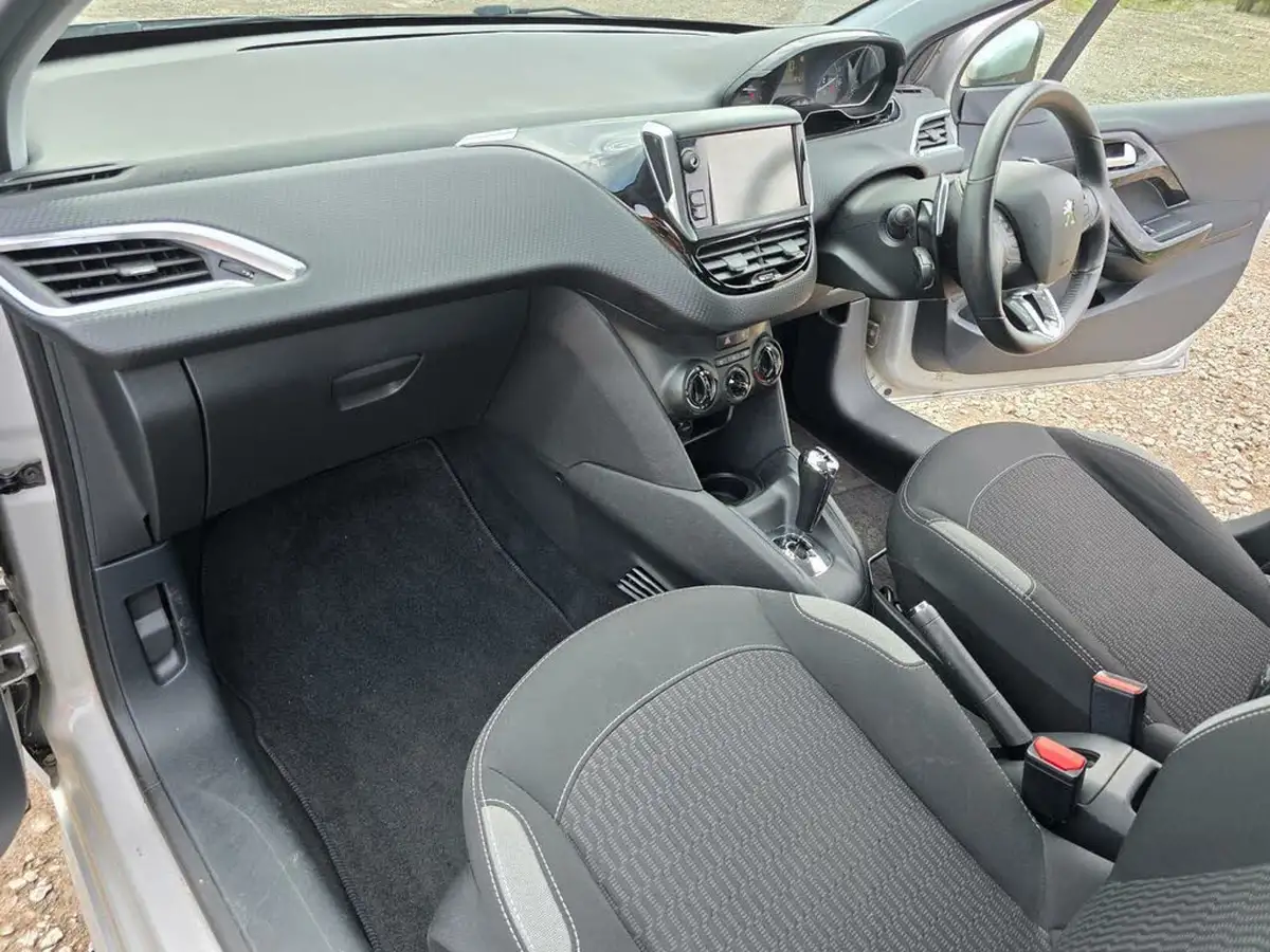 2016-peugeot-208-12-puretech-active-82bhp-ss-5d-etg5-big-19