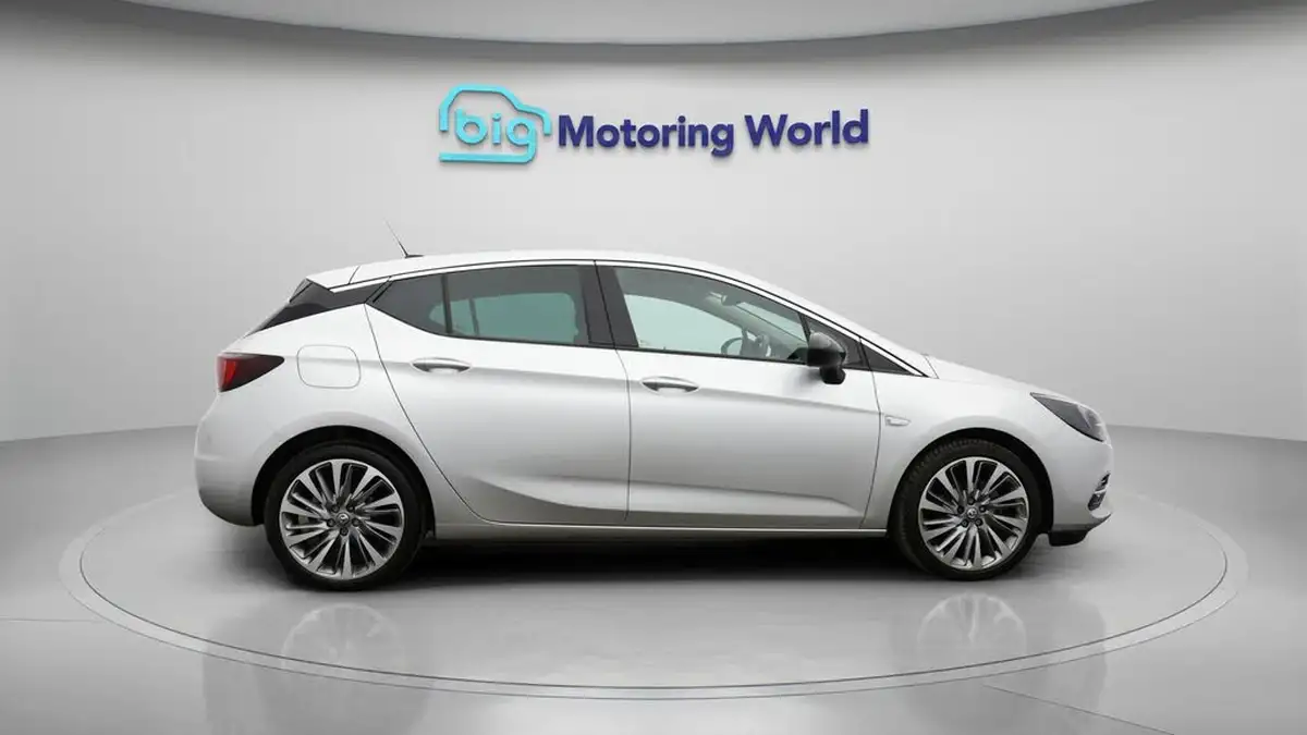 2021-vauxhall-astra-12-turbo-griffin-edition-hatchback-big-8
