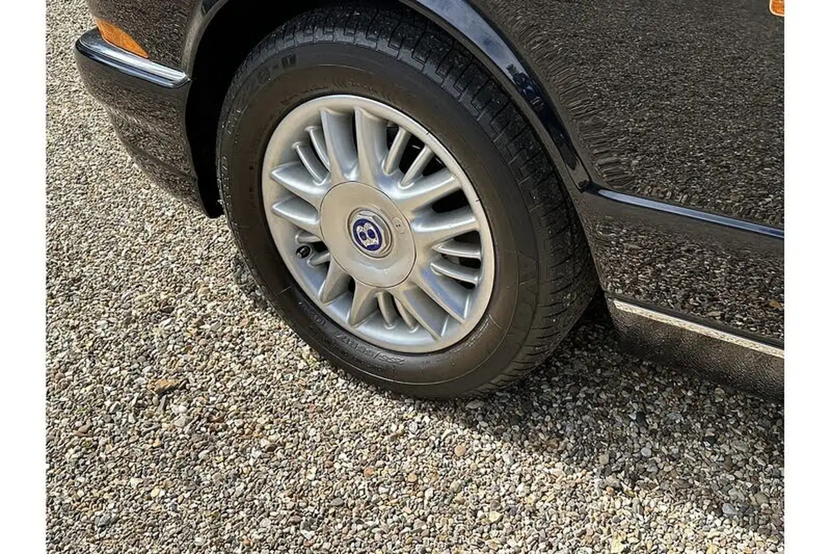1997-bentley-azure-68-big-52